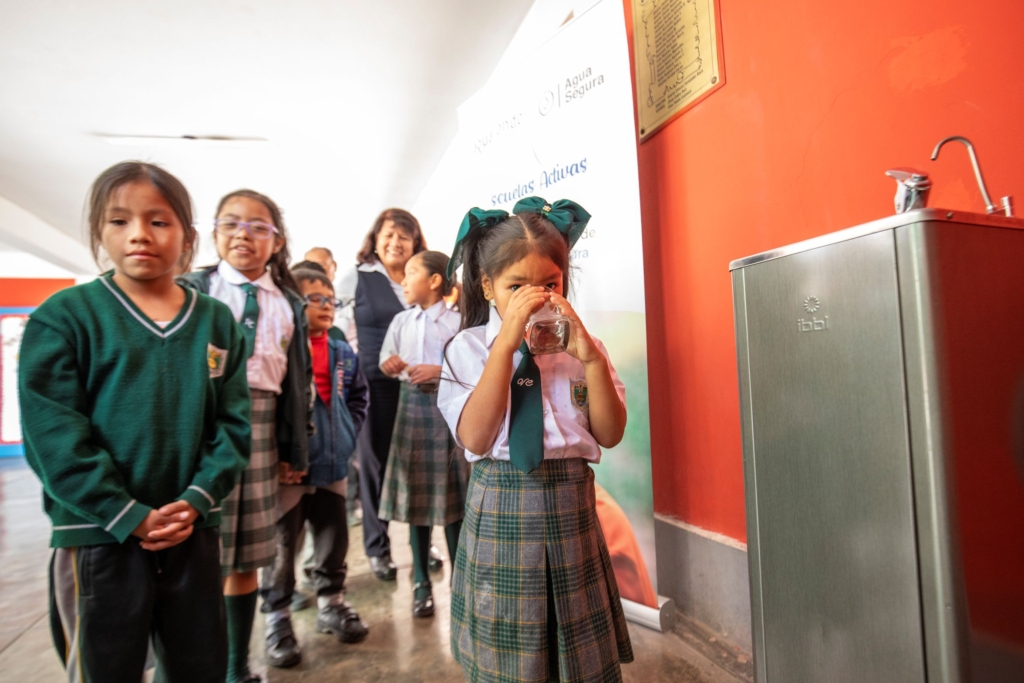 Acceso a agua segura en colegios de Santa Eulalia: Un compromiso renovado